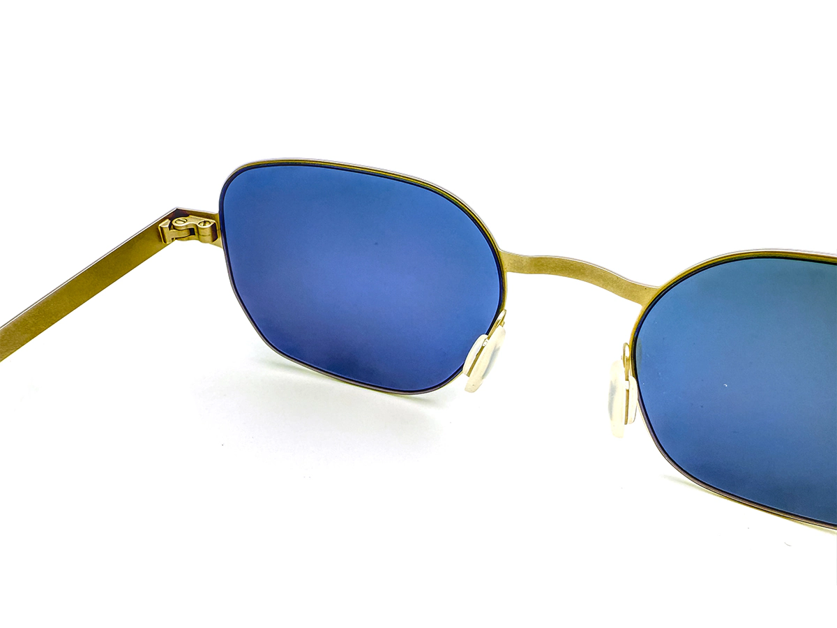Titanium sunglasses with thin rims and geometric bridge profile